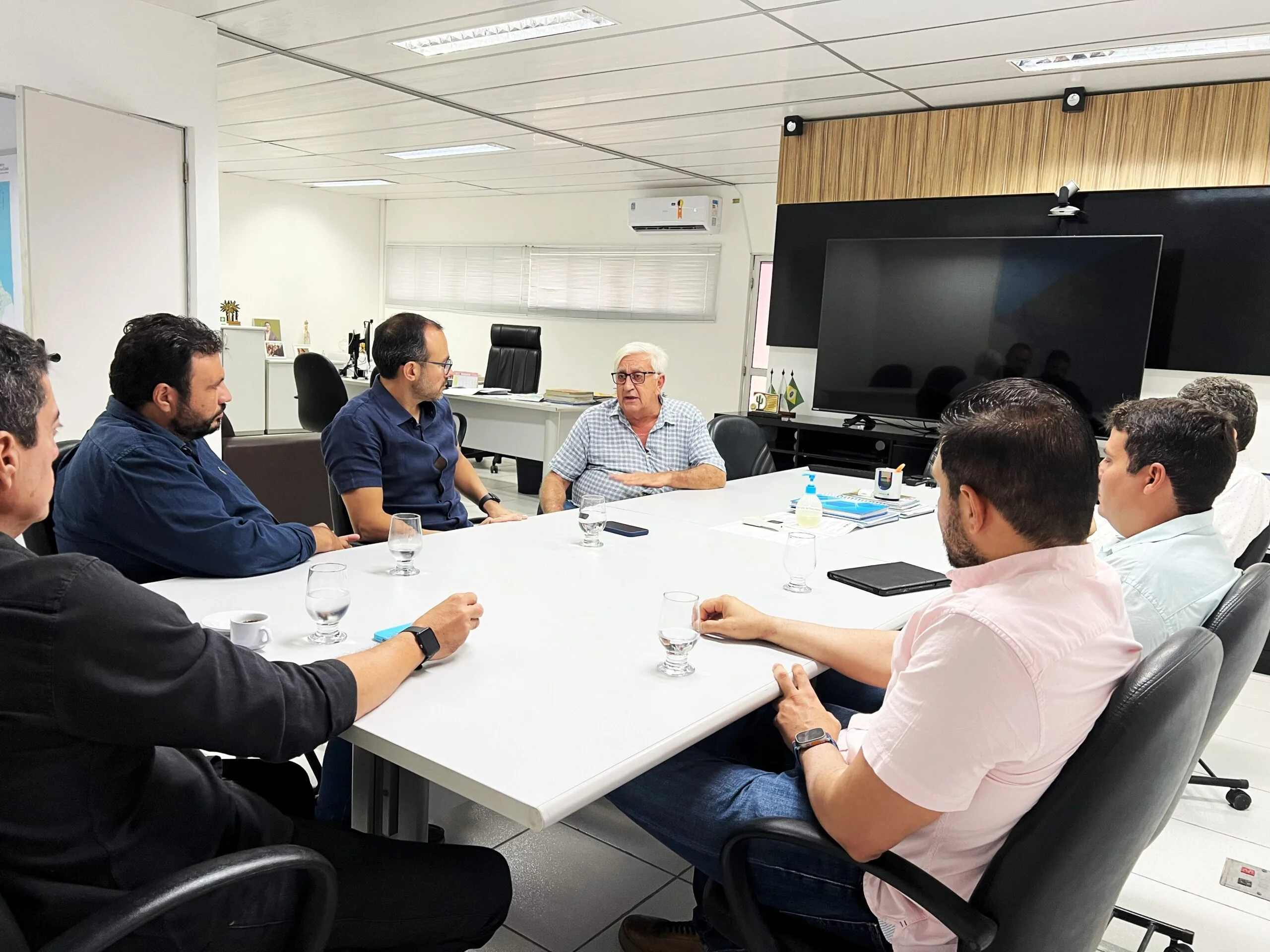 Prefeito Alexandre Diógenes lidera esforços para solucionar crise de abastecimento de água em Jaguaribe