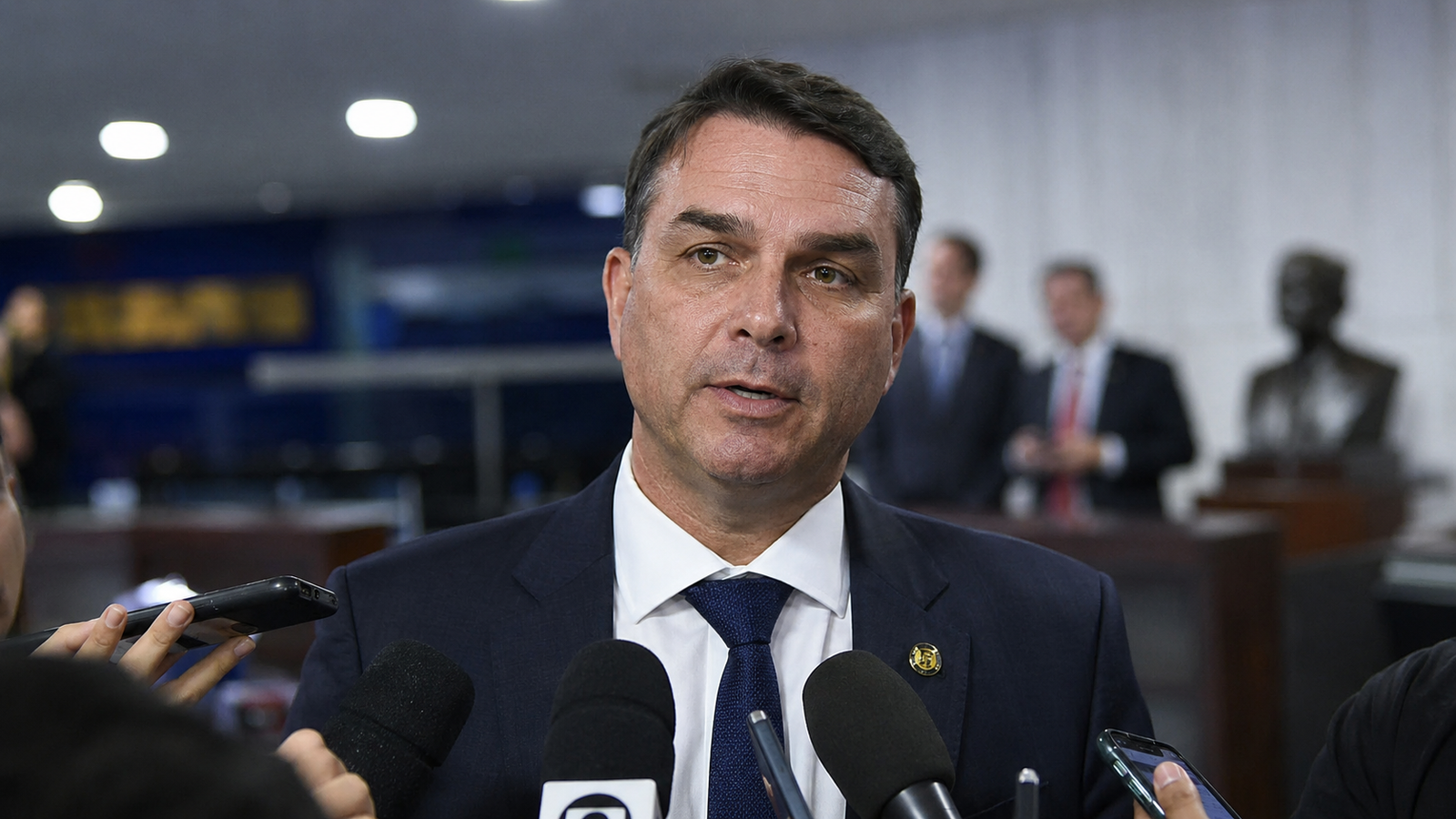 Flávio Bolsonaro nega irregularidades e diz ver perseguição em caso envolvendo Banco Master